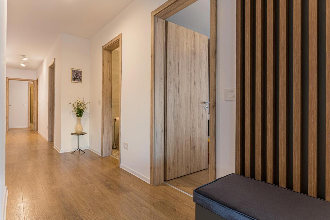 Penthouse Green cu o cadă cu hidromasaj și terasă cu vedere la munte