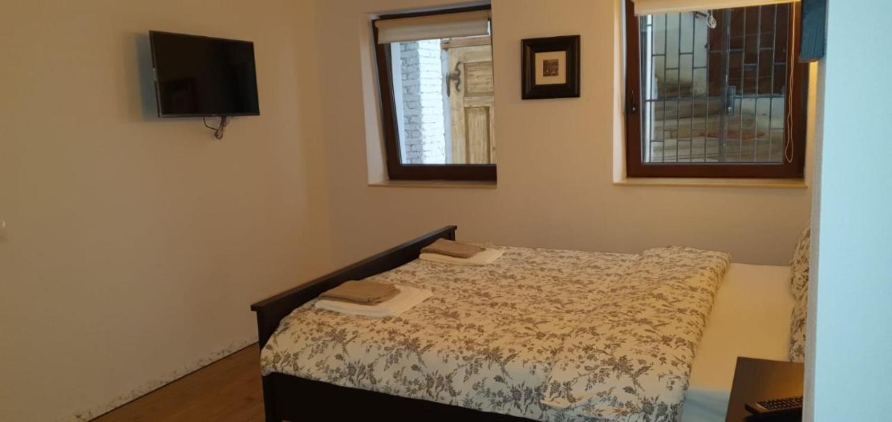 One-Bedroom Apartment,1054154104:JPEG