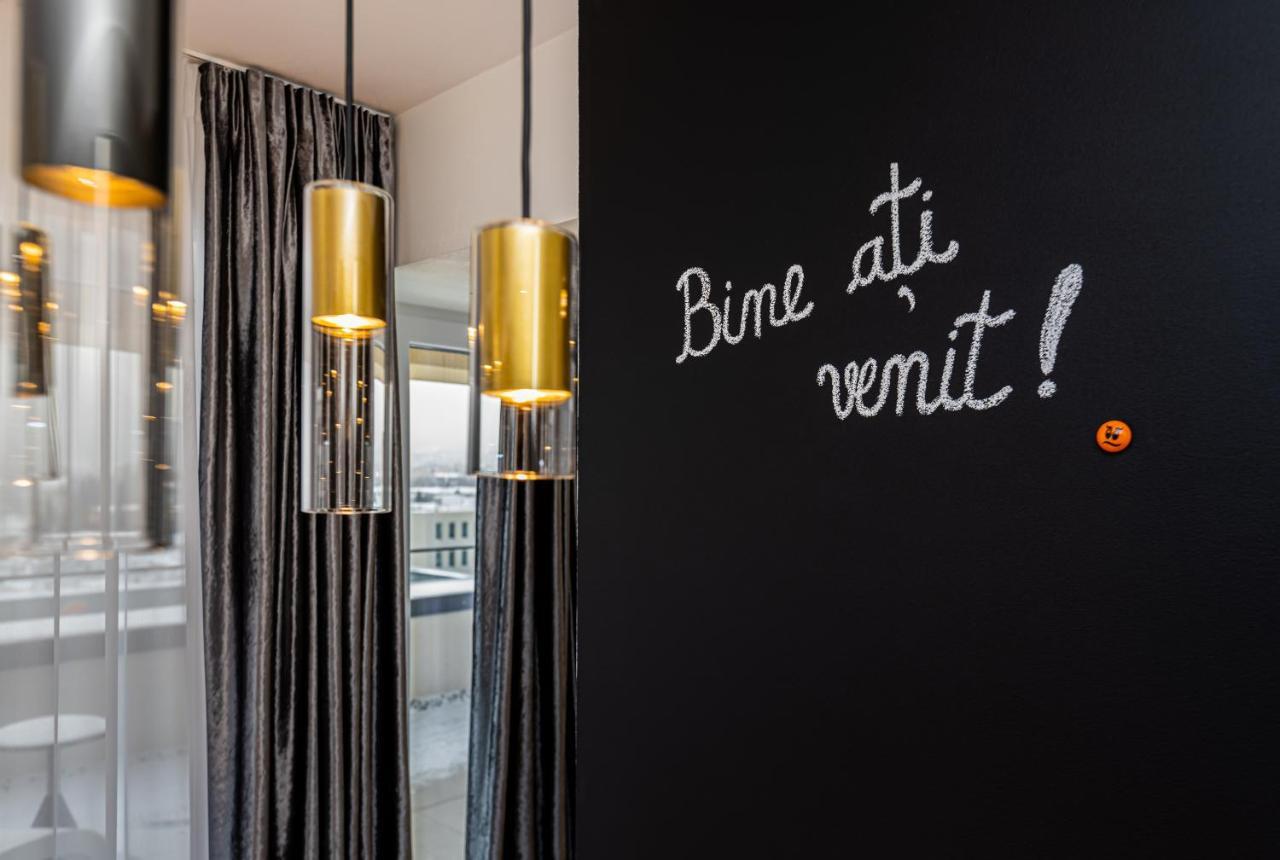 Penthouse Gold cu o cadă cu hidromasaj și terasă cu vedere la munte