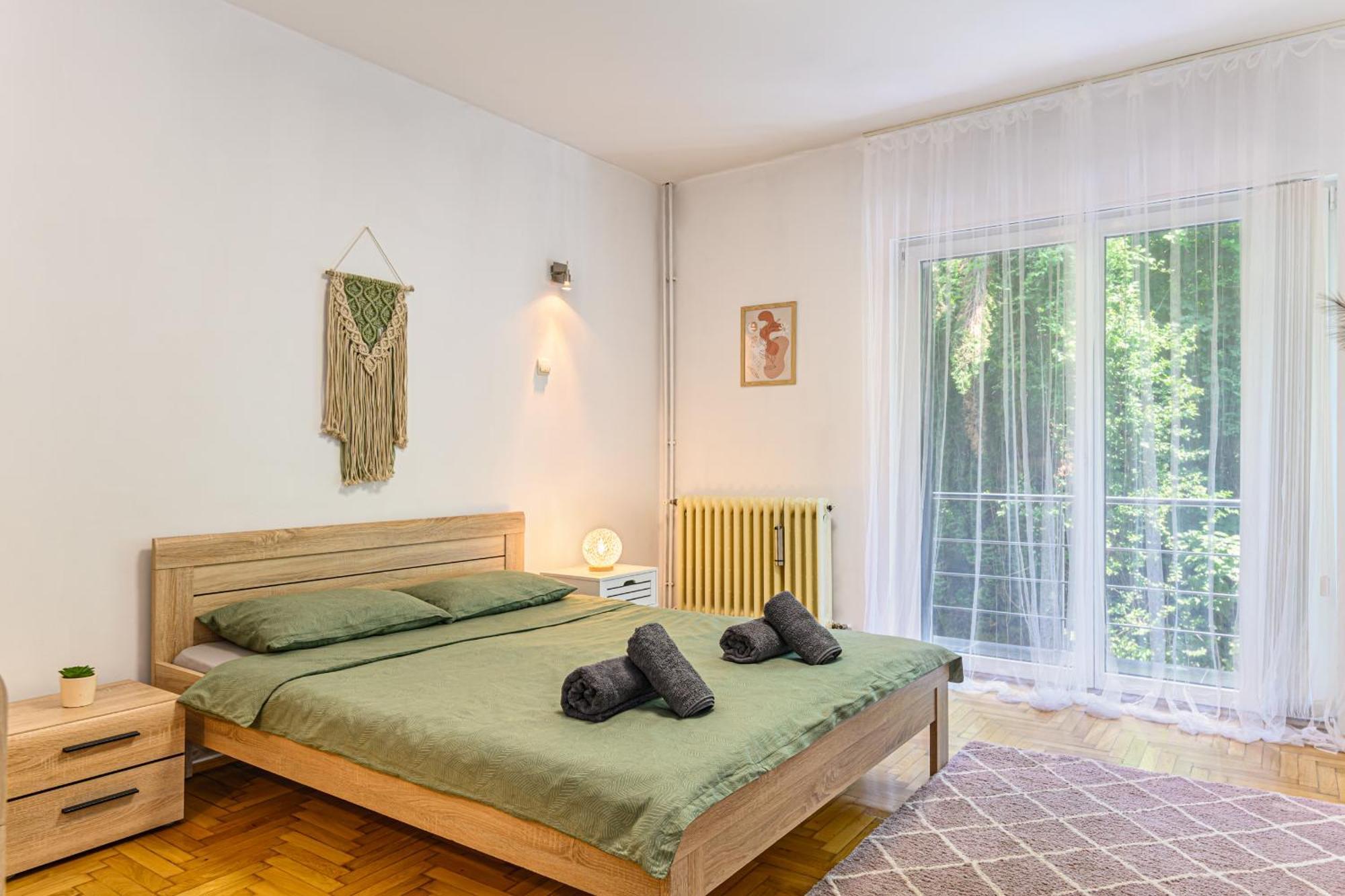 Apartament cu 2 dormitoare şi vedere la grădină.