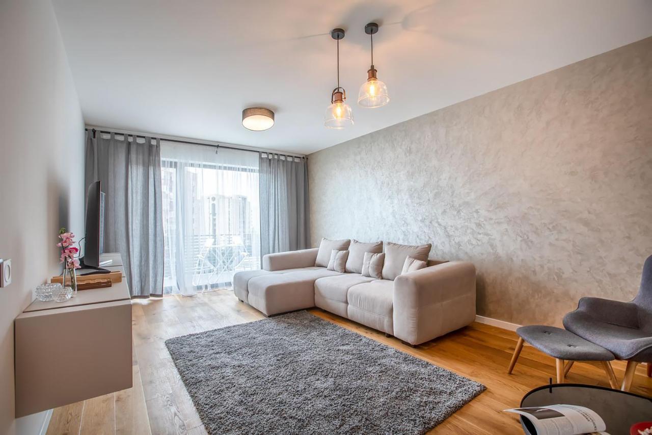 Apartament la etajul 6 (cu balcon și vedere la oraș și aer condiționat)