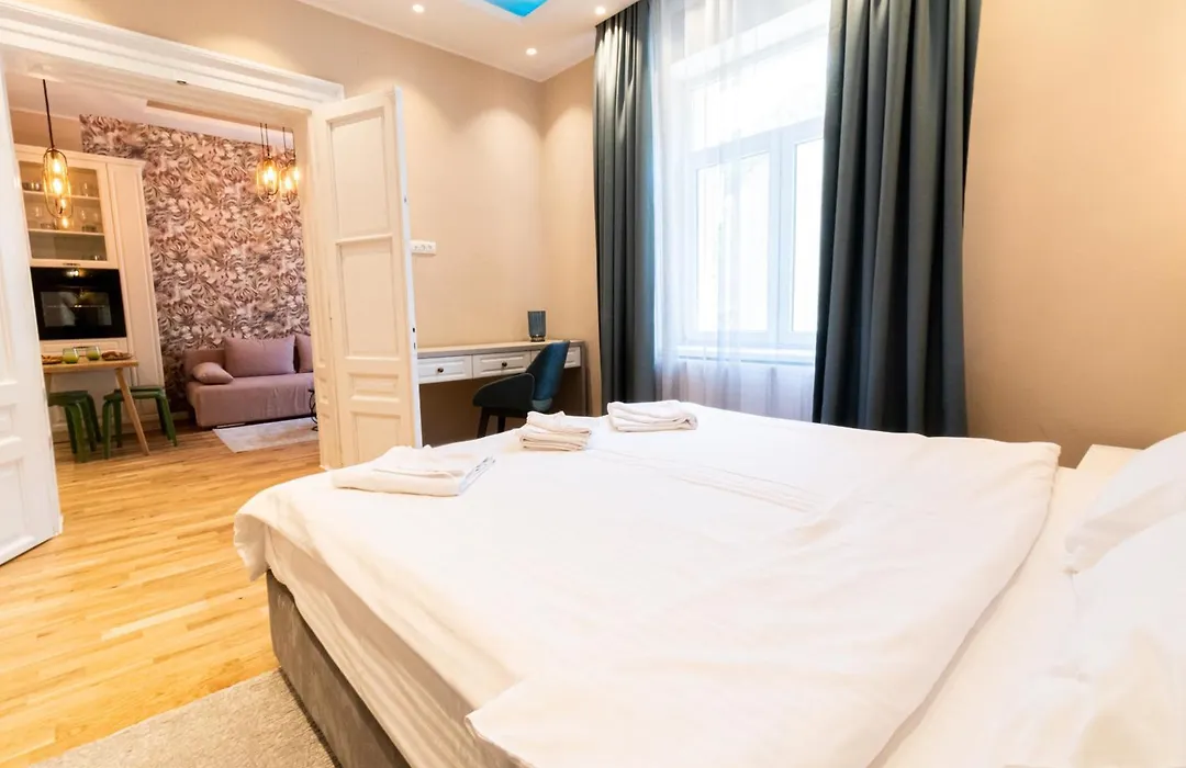 Black Gate - Quiet Studio In The Heart Of Old Town With Free Private Secured Parking-1