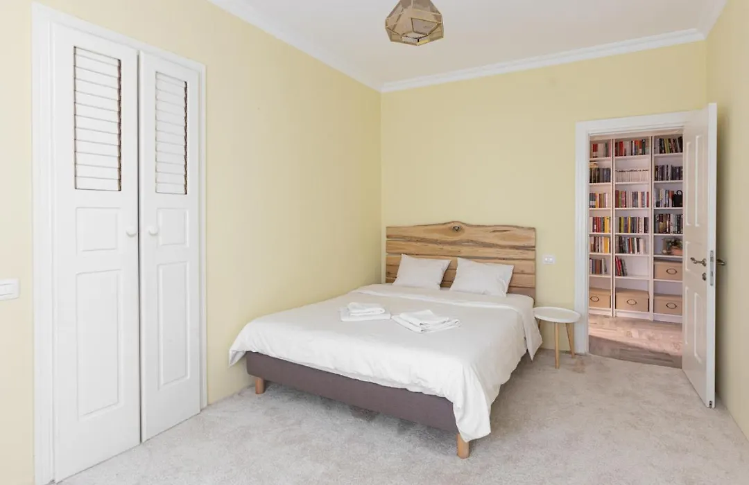 Cranta Hillside Apartment-1