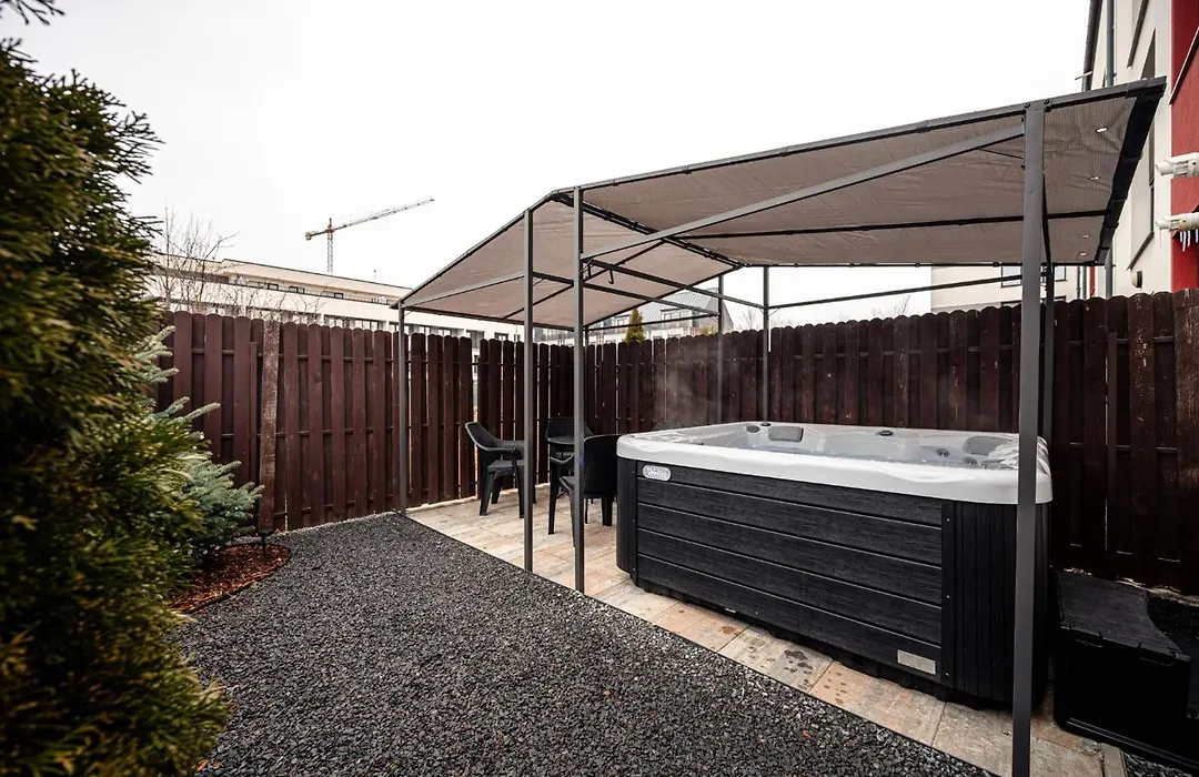 Jacuzzi Oasis Suite-1