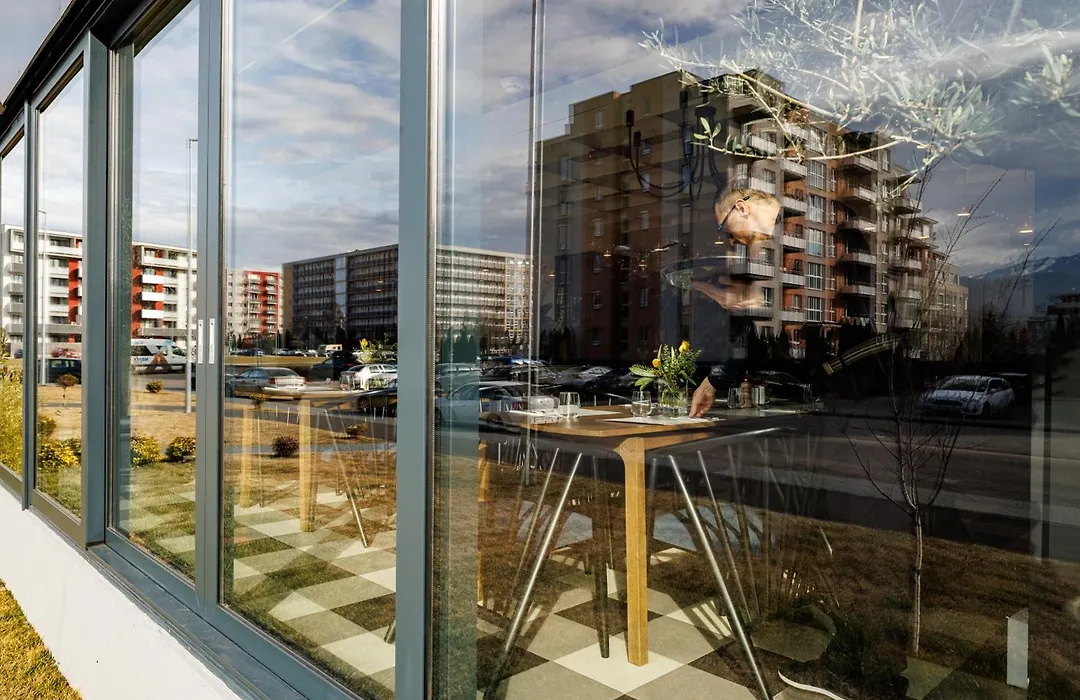 Kronsmart Apartment: Cozy Fireplace & Free Parking-1