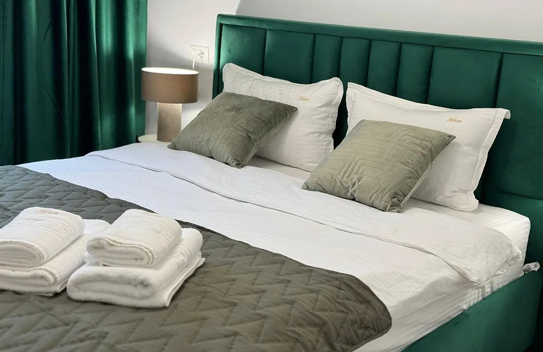 Luxury Glam Apartments Near Coresi Mall - Parking Option-1