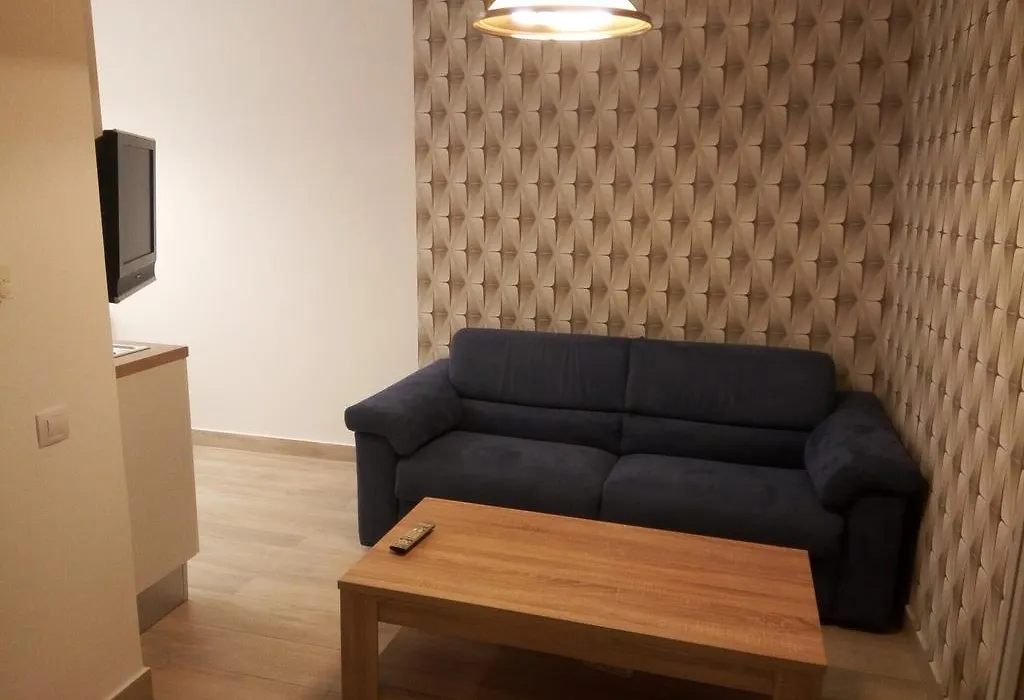 Lexy'S Apartment-1