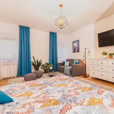 Garden Hideout - Central Apartment-3