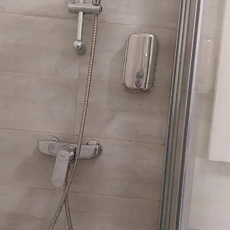 Lexy'S Apartment-2