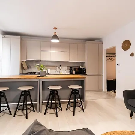 Arte - 2 Bedroom Apartment Near Coresi Mall With Free Parking-2