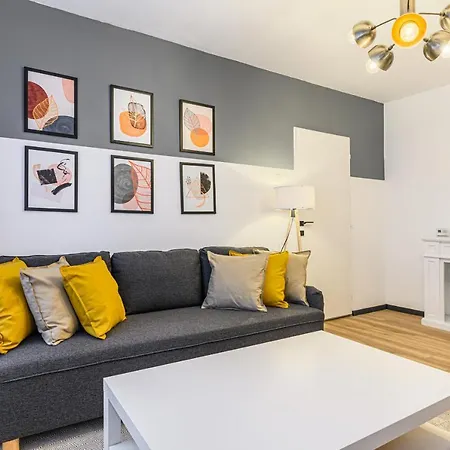 Travelers Hideout - Central Apartment-3