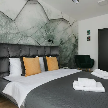 The Forest - Luxe Central Apt With Free Secured Parking-3