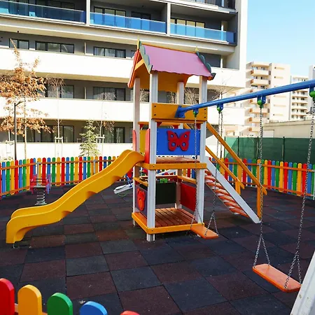 Mirandis Apartments - Modern Stays With Free Parking Near Coresi Mall-3
