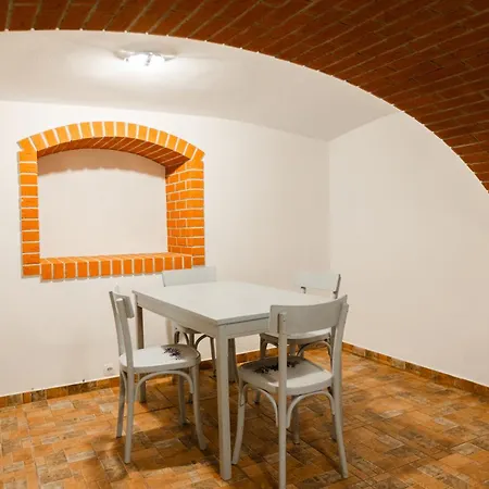 Locart -Cozy Downtown Apartment, Near Black Church With Free Wi-Fi-2