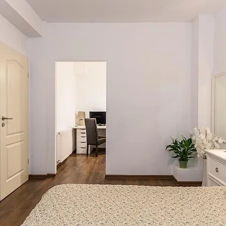Brasov Hillside Suite Near City Center-3