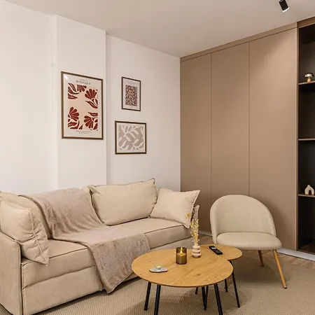 Matisse Coresi Apartment With Free Private Parking-2
