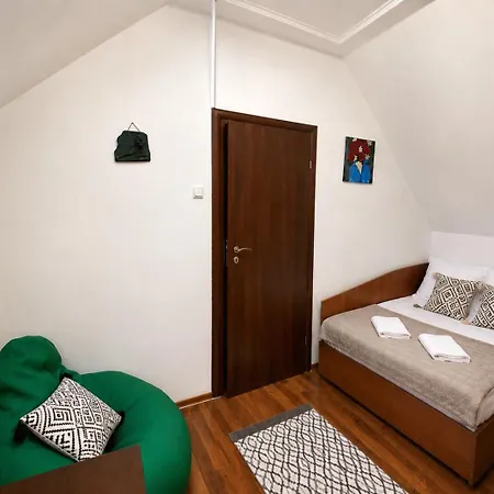 Charming Central Stay & Parking - 2 Bedroom House-3