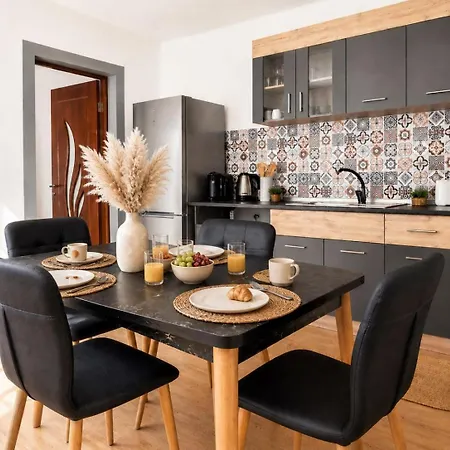 Madalina'S House - Cozy Central 2-Bedroom Apartment-2