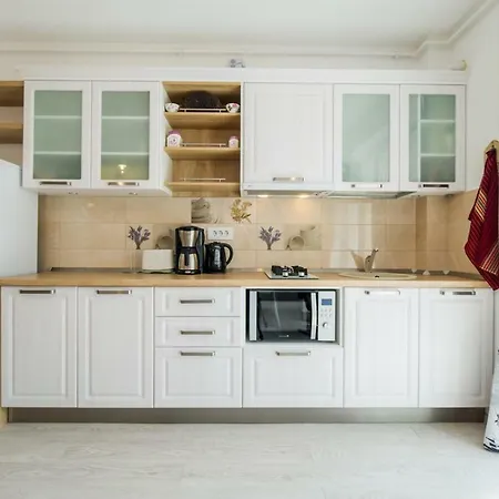 Cozy Apartment Near Old Town - Free Parking-2