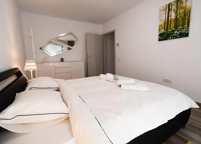 Transylvanian Apt. W/ Lrg. Terrace And Parking - Karpatenhaus Brașov
