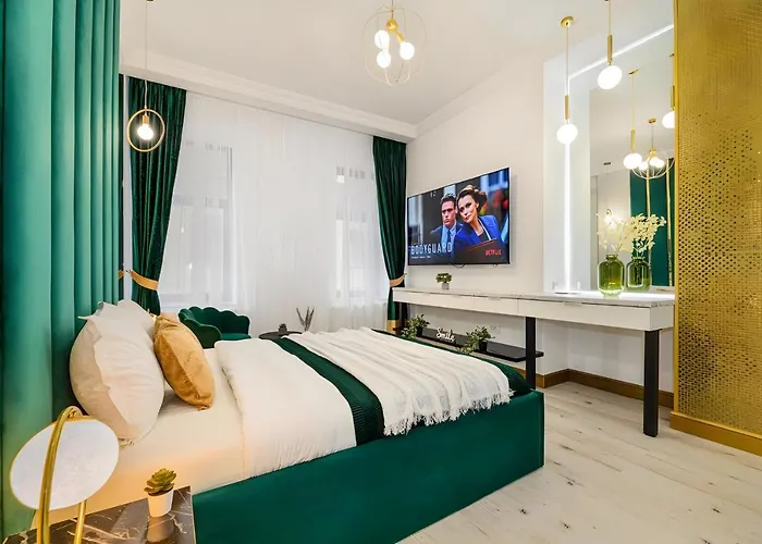 Golden Greens Studio - Luxury Design & Self Check-In Brașov