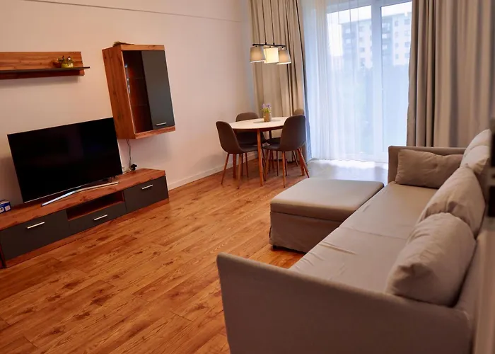 Coresi, 2 Camere, Sleeps 6 Large Private Garden Apartment Pets Welcome Brașov