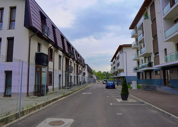 Coresi, 2 Camere, Sleeps 6 Large Private Garden Apartment Pets Welcome Brașov