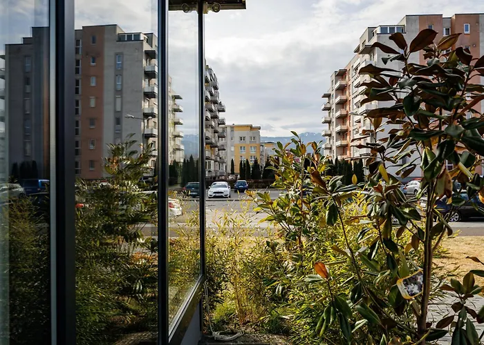 Kronsmart Apartment: Cozy Fireplace & Free Parking Brașov