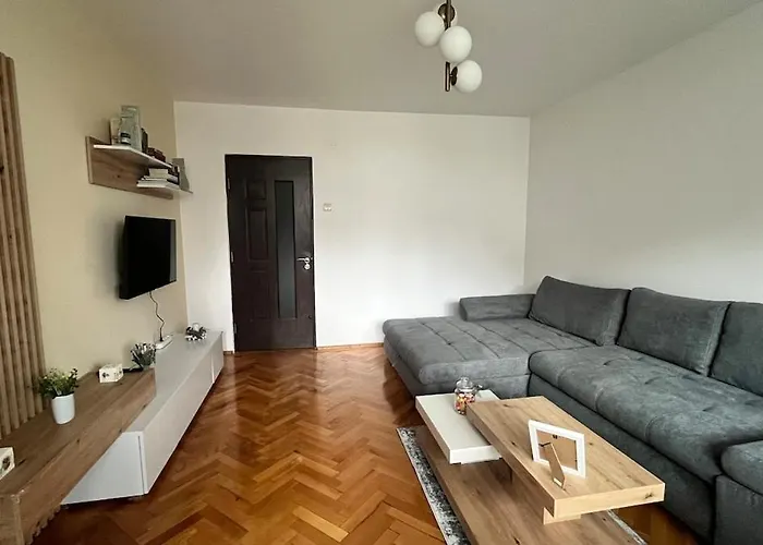 Brasov Hillside Apartment Near City Center