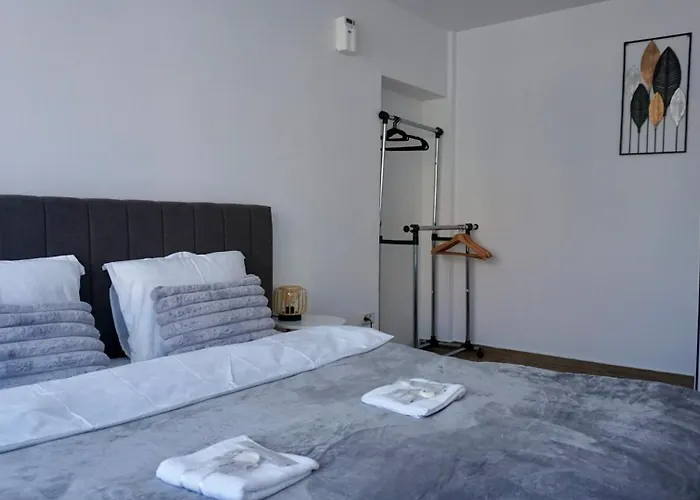 Chic And Sunny Downtown Apartment Brașov
